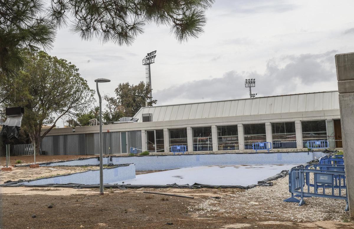 Piscina municipal de San Vicente inutilizada durante años al estar paralizado el proyecto