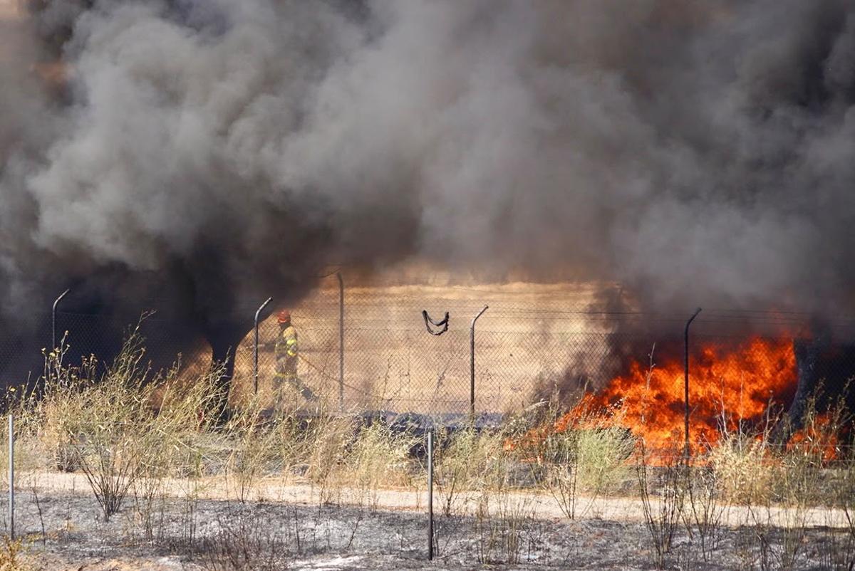 GALERÍA | Las imágenes del incendio en la planta de residuos Zaresa de Roales