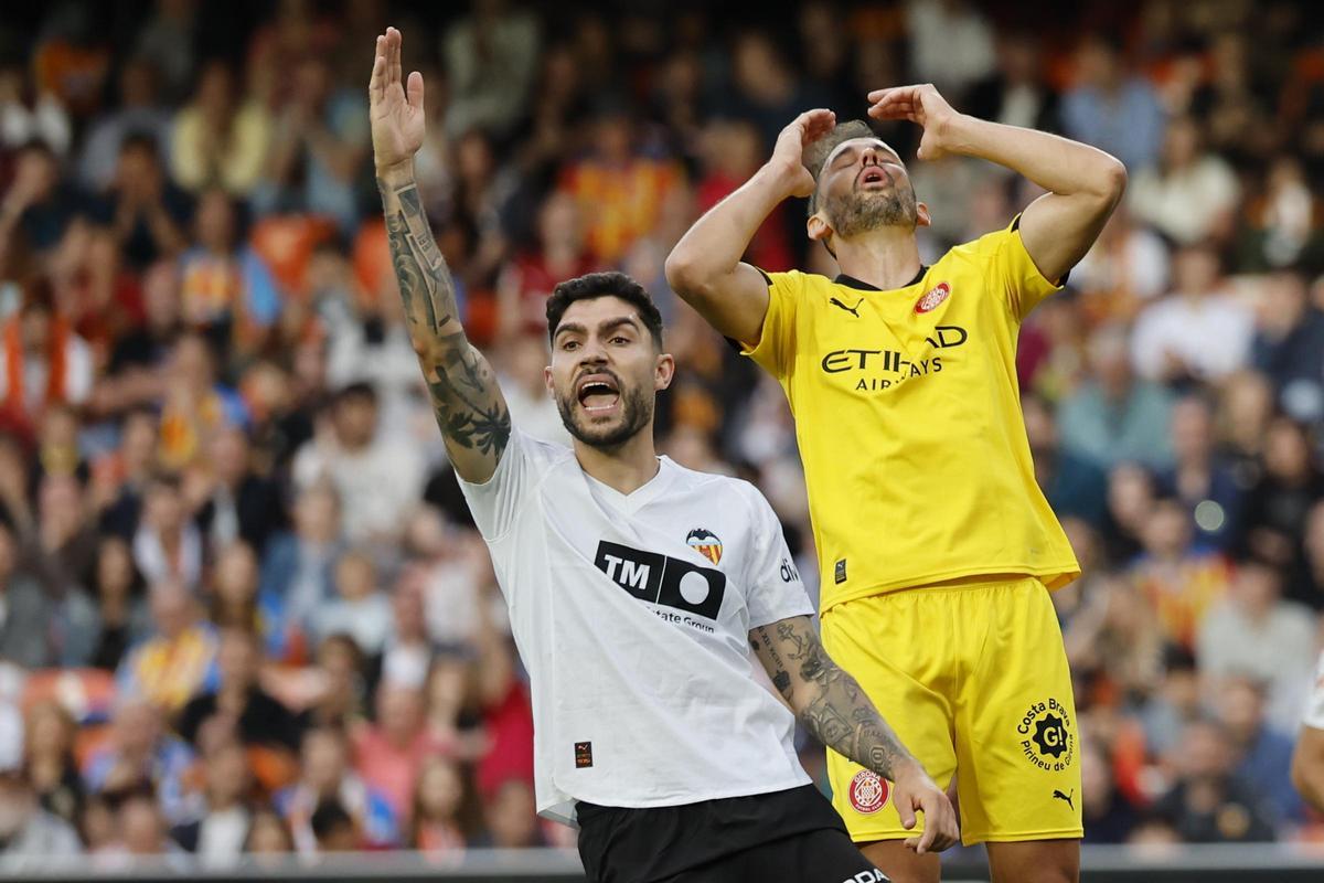 Stuani se lamenta ante el valencianista Unai Núñez, en la derrota del Girona en Mestalla.