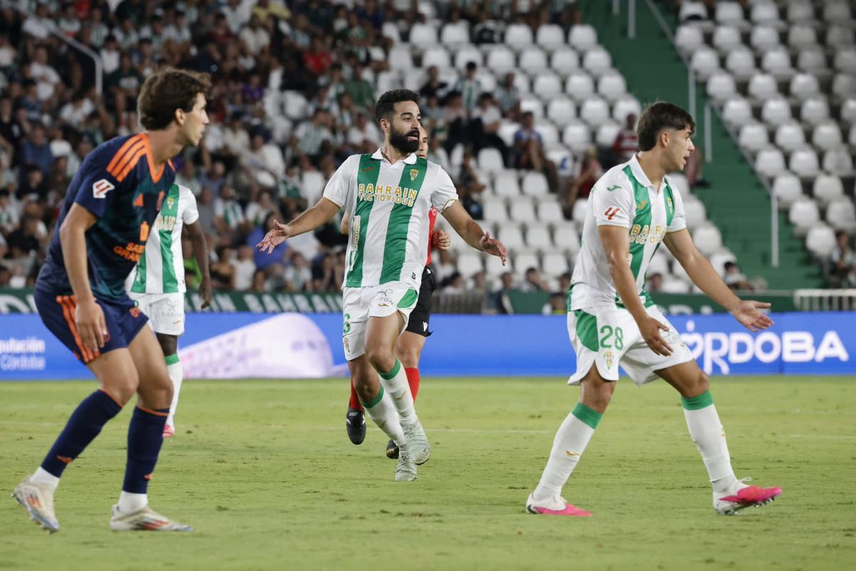 Rubén Alves y Eder García, en un lance defensivo del Córdoba CF-Granada.
