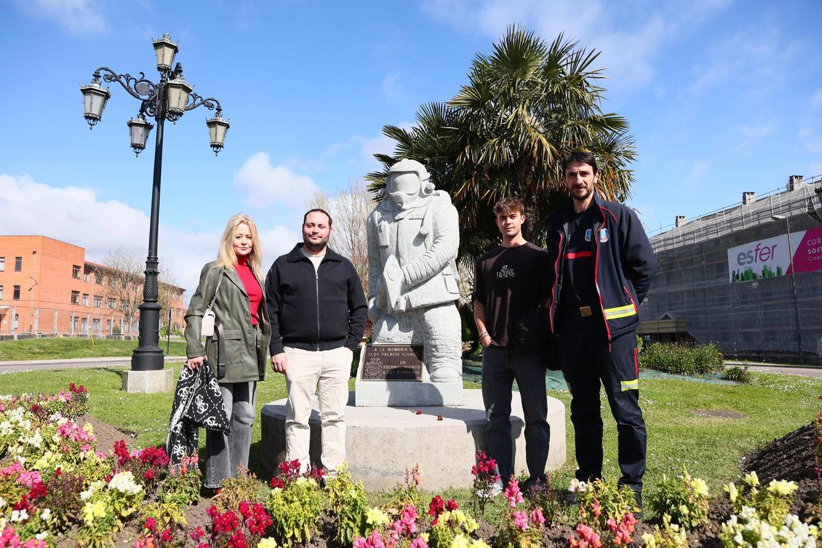 Por la izquierda, Marta Valle, David Palacio, Luis Palacio y Juan Carlos Fernández «Cuni» posan con la escultura dedicada a Eloy Palacio en el Rubín.
