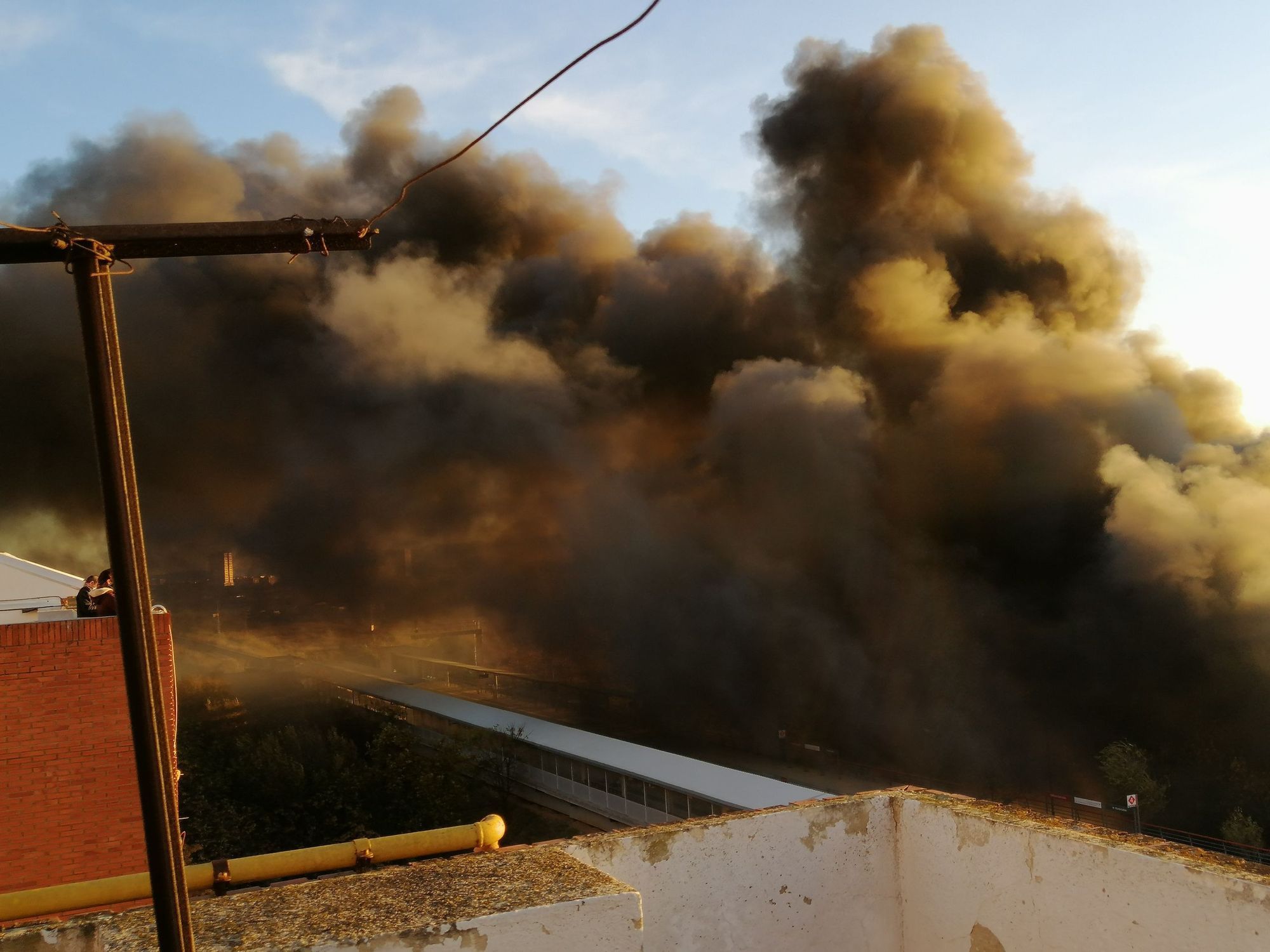 Galería: Espectacular incendio en las cocheras de la EMT de Valencia