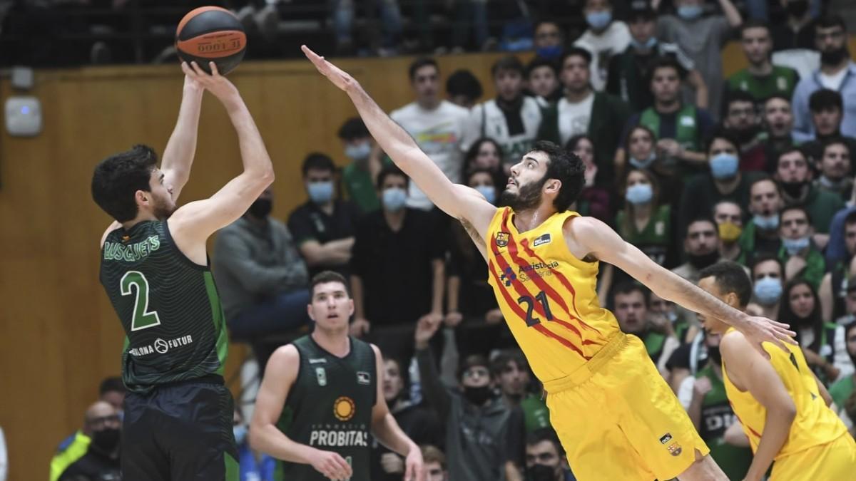 Álex Abrines trata de taponar a Pep Busquets durante el partido Joventut - Barça