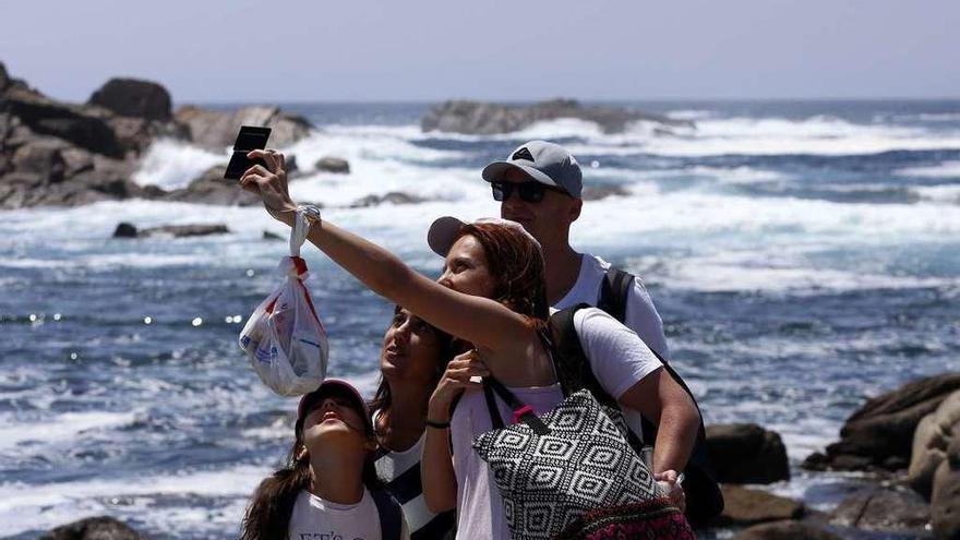 Una familia se saca un &quot;selfie&quot; en las Islas Cíes. // R.Grobas