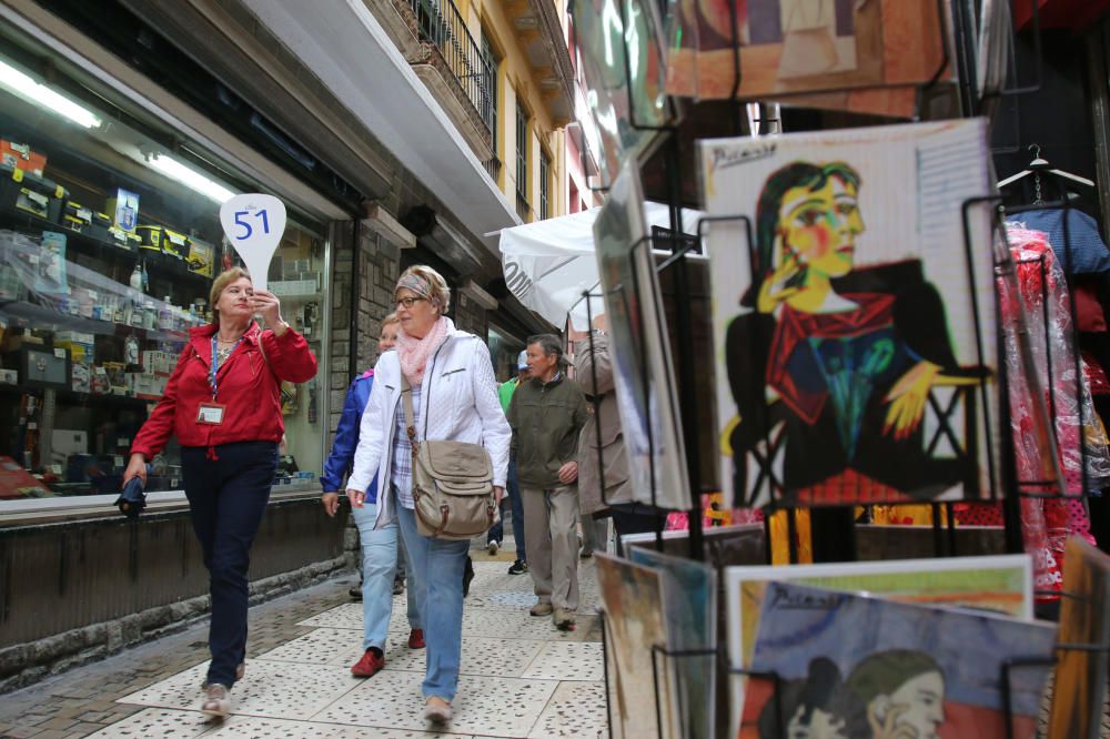 Hasta 4.000 turistas llegados en dos cruceros han pasado una jornada marcada por la lluvia este martes, durante su escala en la capital de la Costa del Sol