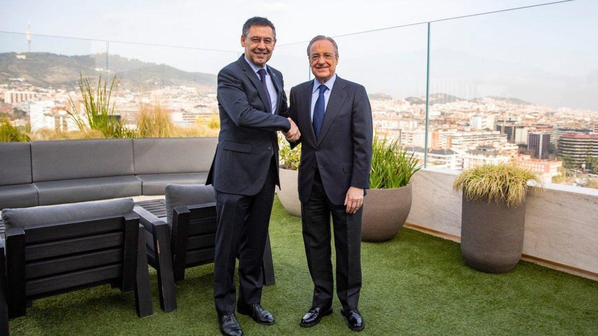 Josep Maria Bartomeu y Florentino Pérez se saludan en la terraza del hotel Sofía.