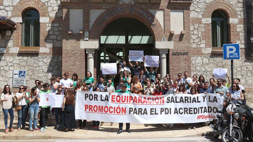 Concentración ayer en el Rectorado de la UMA.