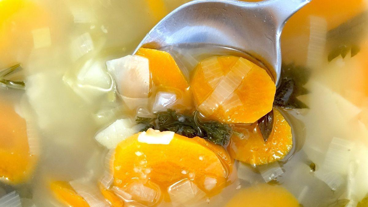 Caldo con zanahorias y espinacas para bajar de peso.