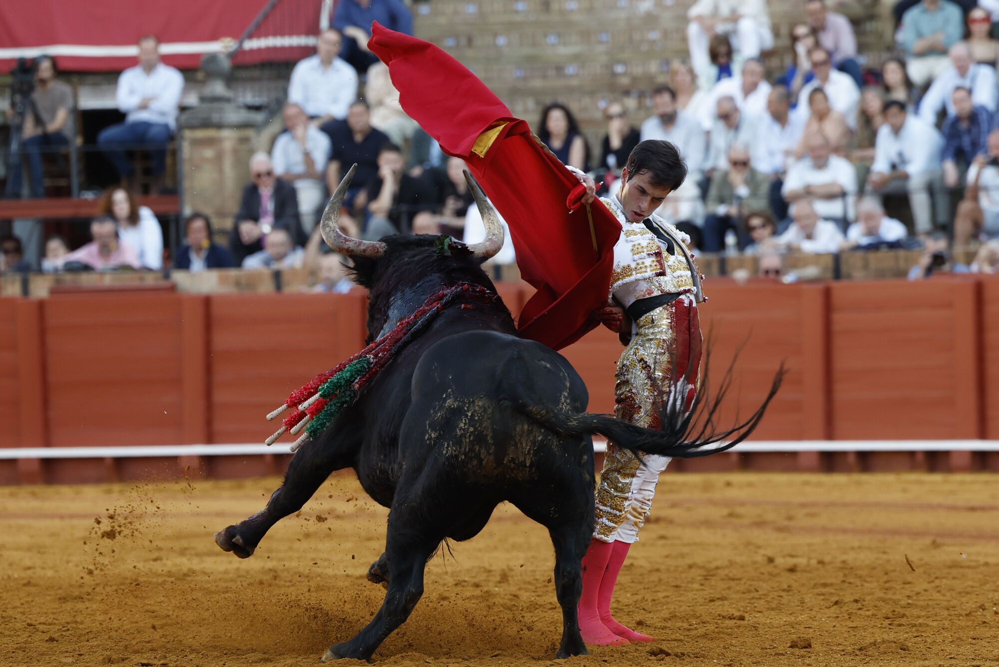 SEVILLA , 27/04/2025.- El diestro Samuel Navalón da un pase a uno de sus astados durante la corrida de la Feria de Abril celebrada este domingo en la plaza de toros de la Maestranza, en Sevilla. EFE/ Julio Muñoz