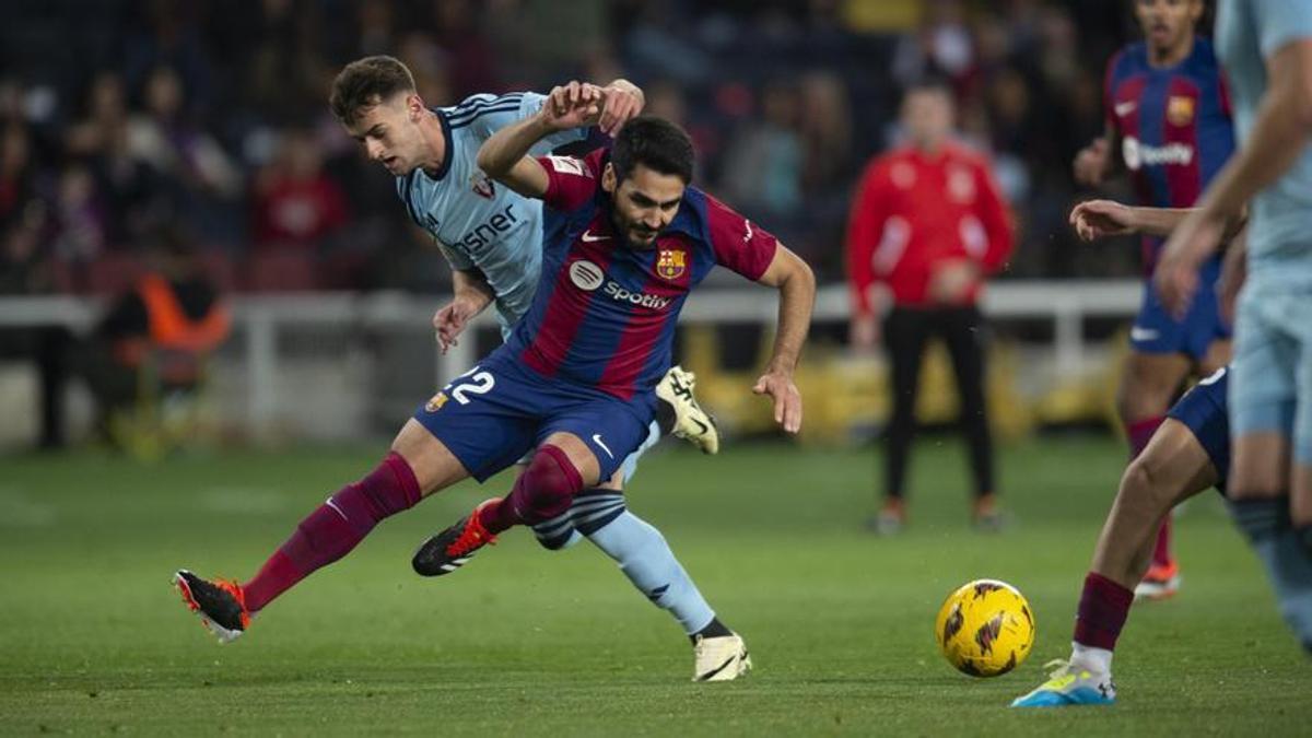 Gundogan derribado en su conducción de balón durante el Barça-Osasuna.