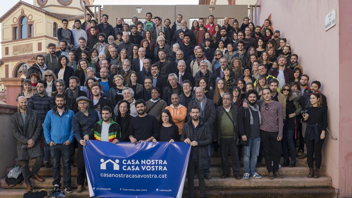 Activistas de la campaña 'Casa Nostra, Casa Vostra', en su presentación en el Teatre Lliure de Montjuïc, en Barcelona, este martes.