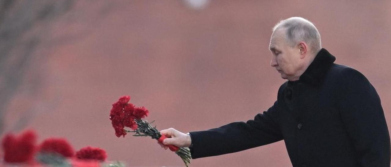 El presidente ruso, Vladímir Putin, hace una ofrenda floral en el memorial a las ciudades heroicas de la Segunda Guerra Mundial en Moscú, en el Día de los defensores de Patria, el pasado 23 de febrero.