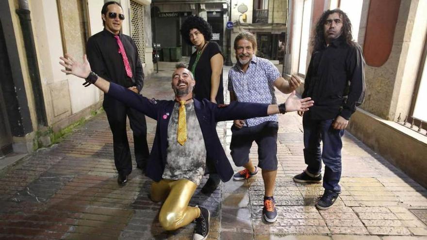 Primitivo Abella, Tania González, Agustín Lara, Tana Díaz y Maxi Compán (agachado), ayer, en la calle del Sol, antes del concierto de &quot;Los Pinflois&quot;.