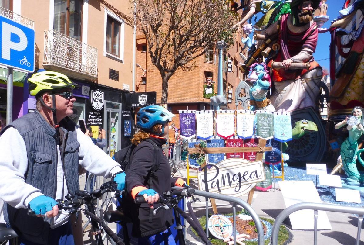 Juan Carlos y Luisa se acercaron en bici.