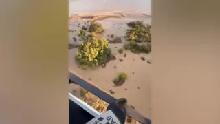Bombers de la Generalitat buscan a dos personas arrastradas por el río Foix, en Cubelles (Garraf)