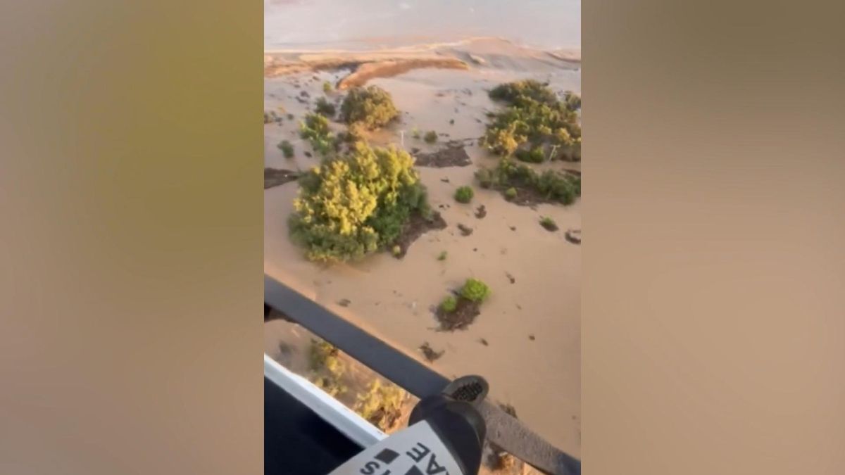 Bombers de la Generalitat buscan a dos personas arrastradas por el río Foix, en Cubelles (Garraf)
