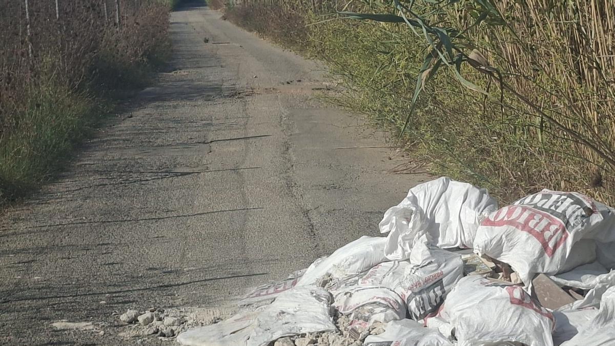 Escombros de obra esparcidos por en medio de la vía.
