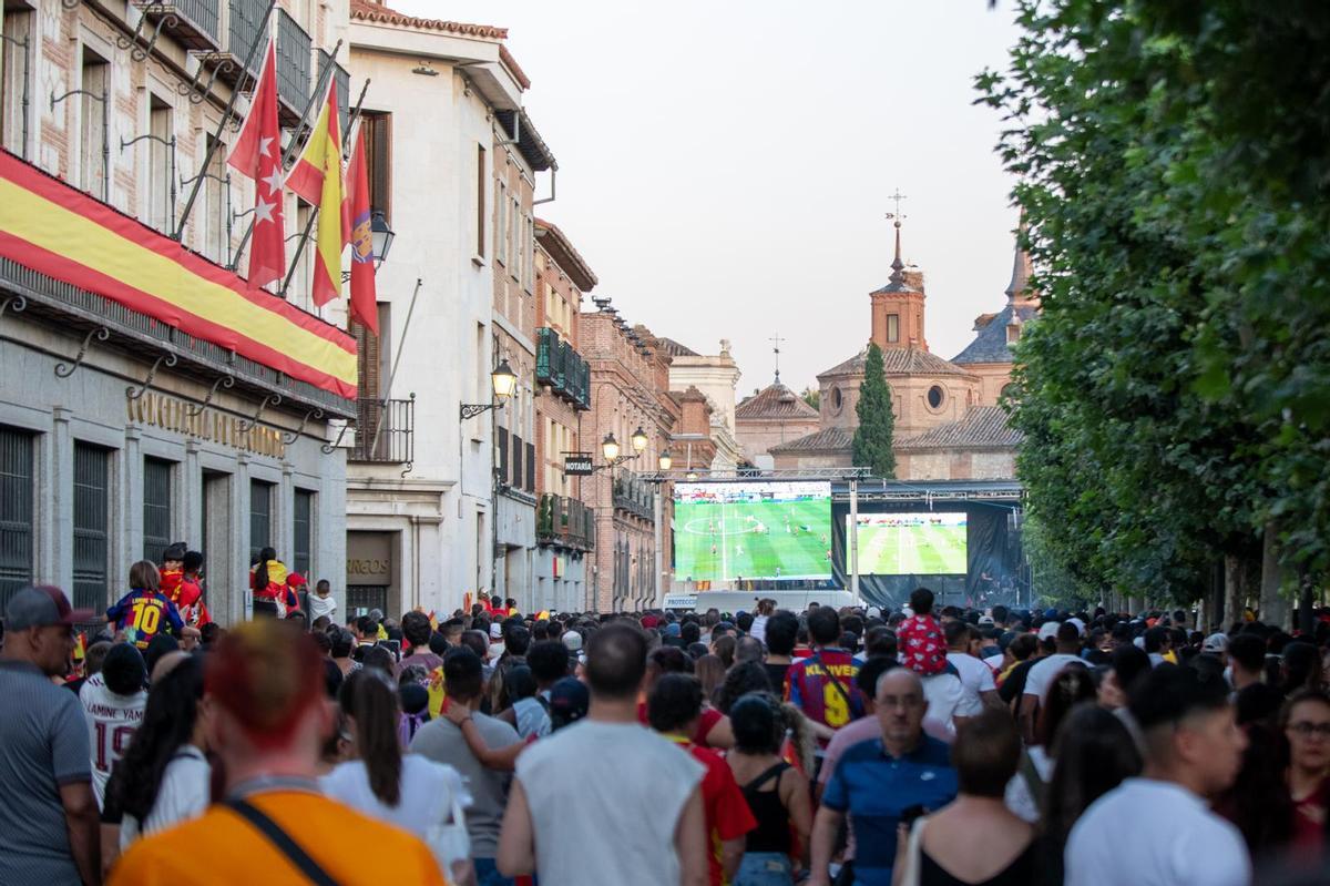 Más de 7.500 personas vivieron la final del Mundial en la Plaza de Cervantes de Alcalá: búscate en las fotos