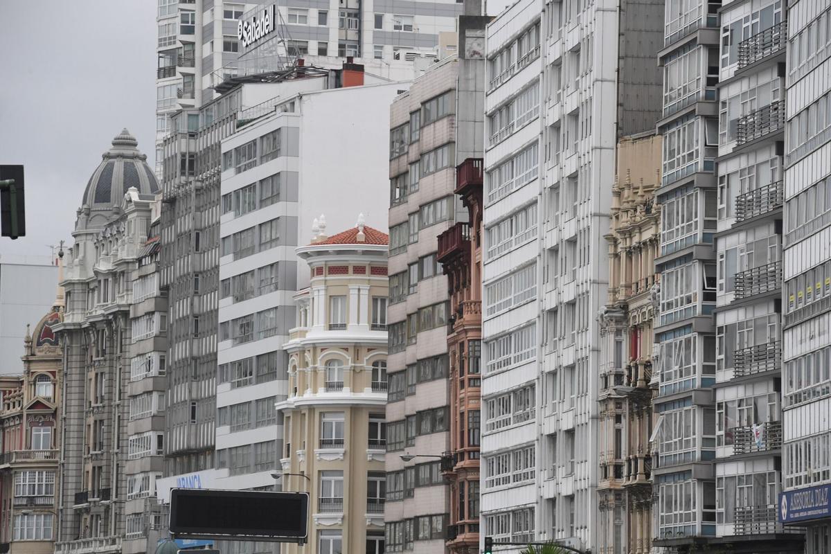 Edificios en la avenida de Linares Rivas, afectada por la protección del Camino Inglés.