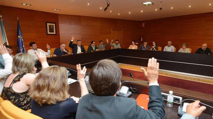 Los ediles del grupo de gobierno votan a favor de la legitimidad de Telmo Martín para ser alcalde. // G.S.