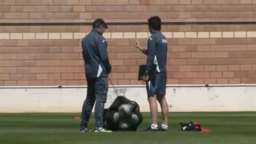 Unai se encierra con los jugadores antes del entrenamiento