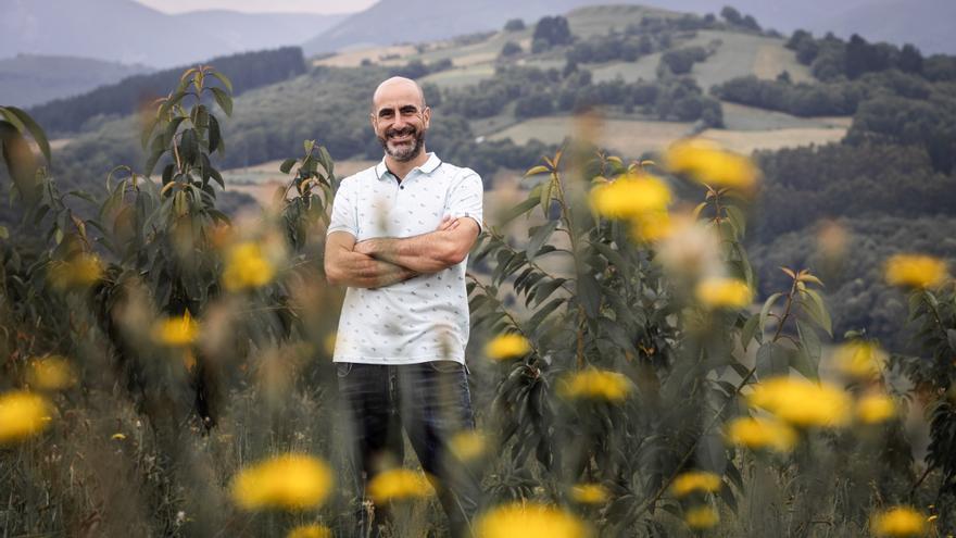 Gabriel tiene la primera plantación profesional de cerezas de Asturias