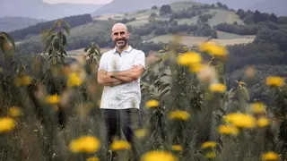 Gabriel tiene la primera plantación profesional de cerezas de Asturias