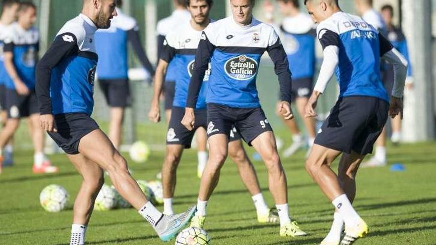 Oriol Riera, ayer en Abegondo, entre Lopo y Fayçal.