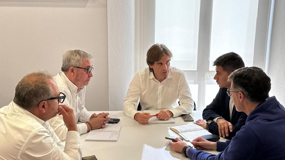 Blas García, segundo por la izquierda, con técnicos y el representante de Fenosa