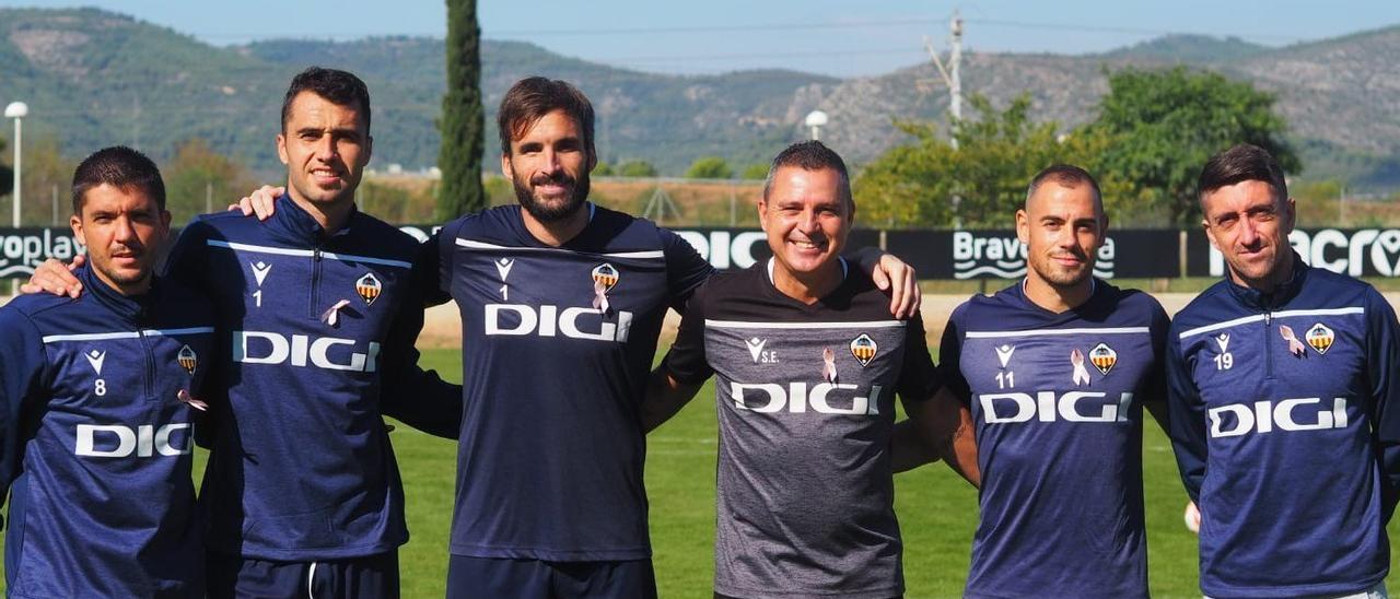 Pablo Hernández, a la derecha de la imagen, es uno de los futbolistas y técnicos del Castellón que se han solidarizado contra el cáncer de mama.