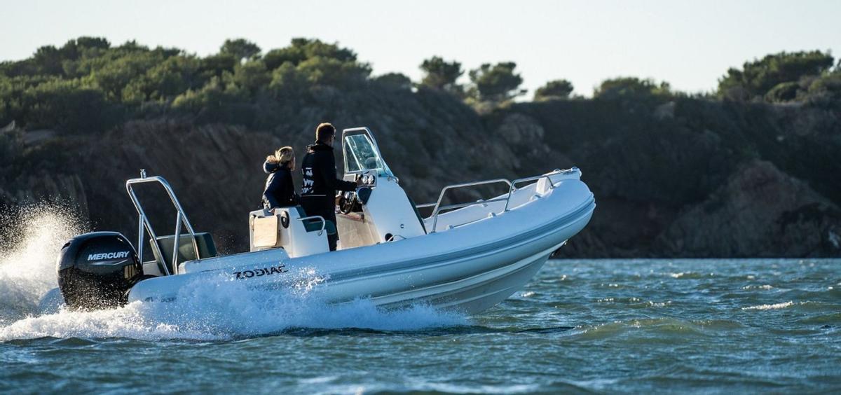 Las embarcaciones Zodiac Medline son idóneas para bordear Ibiza en grupo o realizar actividades deportivas en el mar. | NÁUTICA ERESO