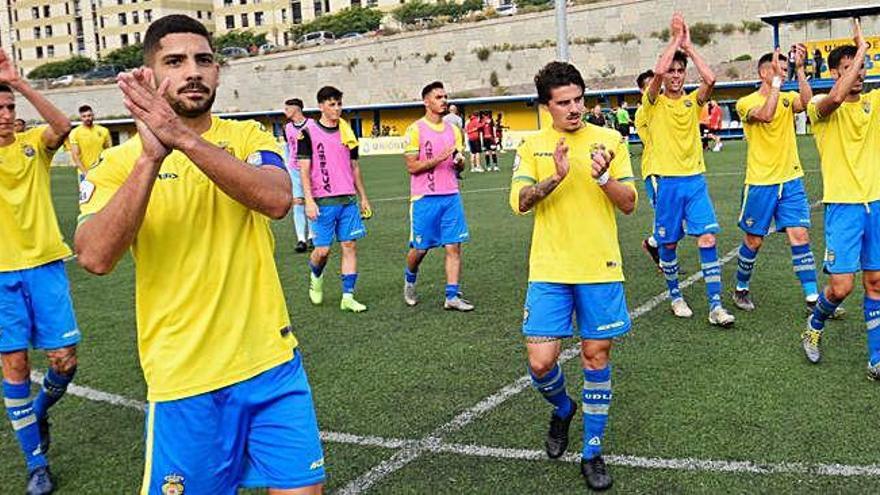 Varios jugadores de Las Palmas Atlético saludan al público que acudió al Anexo a ver el encuentro entre el filial de la UD y el Unión Adarve el domingo pasado.