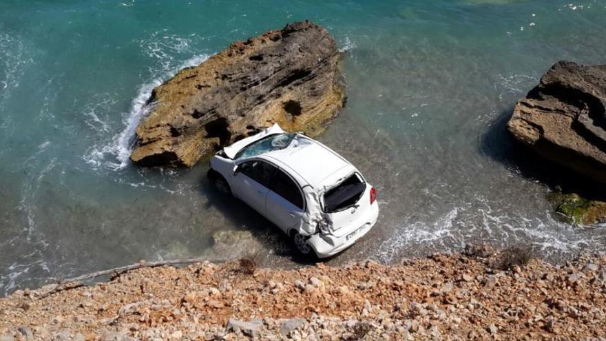 Así ha quedado el coche tras caer por el acantilado.