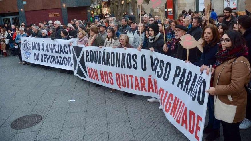 Concentración vecinal celebrada ayer en la Praza da Peregrina de Pontevedra. // Rafa Vázquez