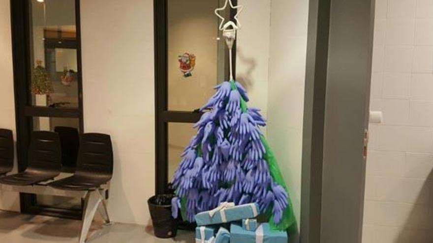 Un árbol de Navidad con guantes de látex - Diario de Ibiza