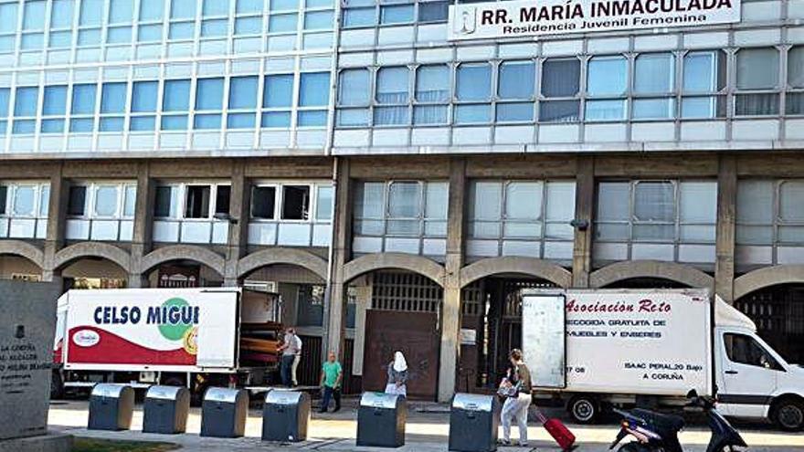 Otra sesión de mudanza, ayer ante el edificio de las Inmaculadas, con los bancos de la iglesia entre otros.