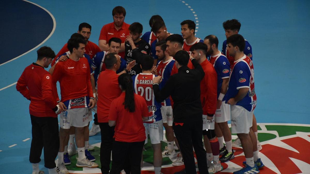 Los jugadores de Fundación Agustinos escuchan las instrucciones de Alejandro Carrillo en el partido de Copa del Rey