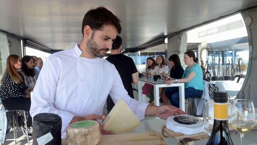 Un momento de &quot;As Tardes do Atlántico&quot;, la actividad ofrecida ayer en la bodega cambadesa. // Noé Parga