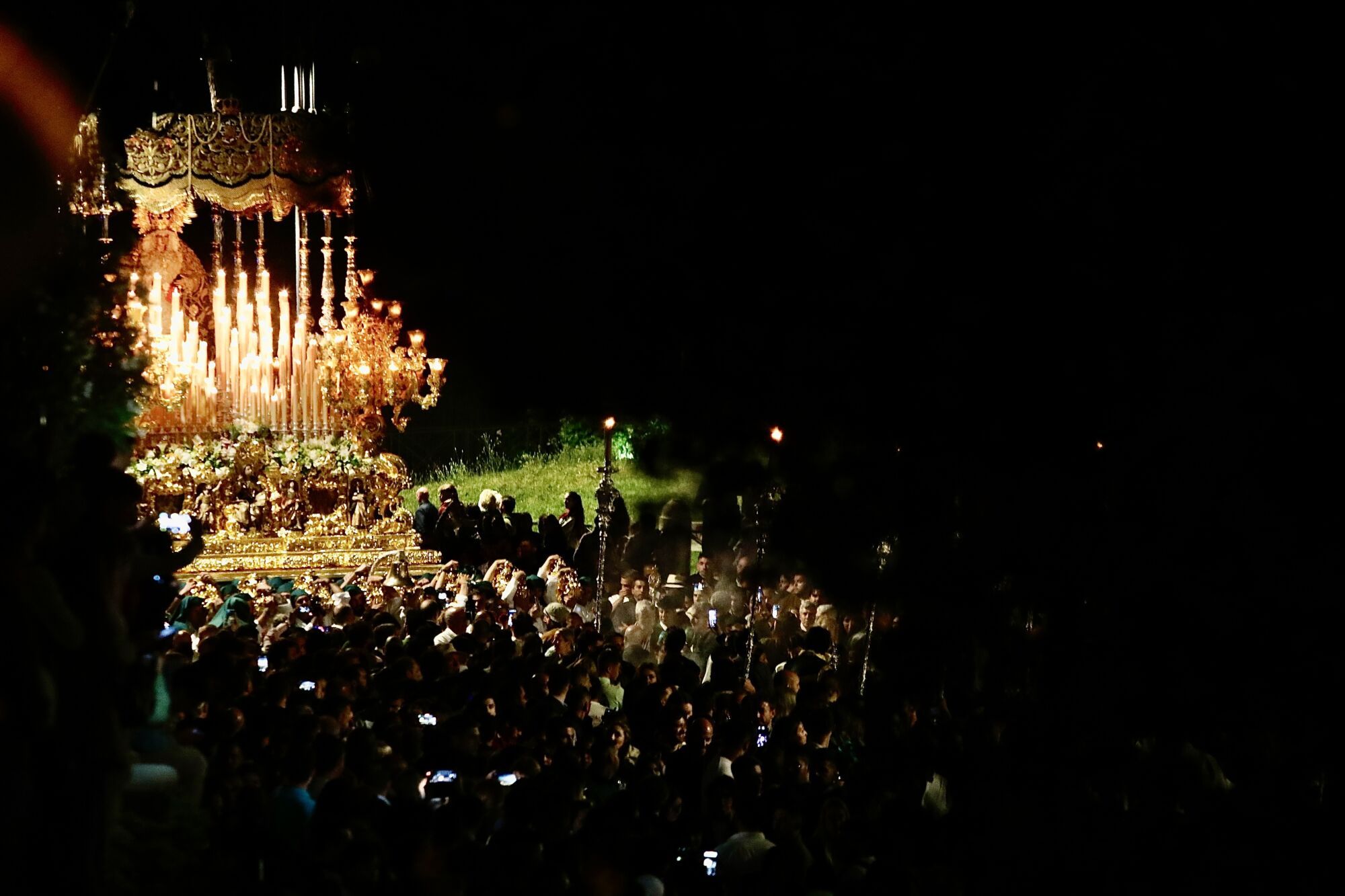 La Virgen de La Esperanza pasa junto al Coliseo por la noche durante la procesión del Jubileo 2025, en Roma