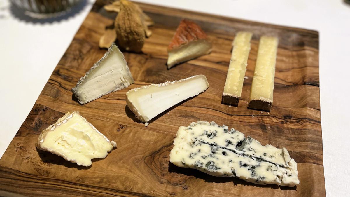 Una tabla de quesos franceses en el restaurante Le Bistroman.