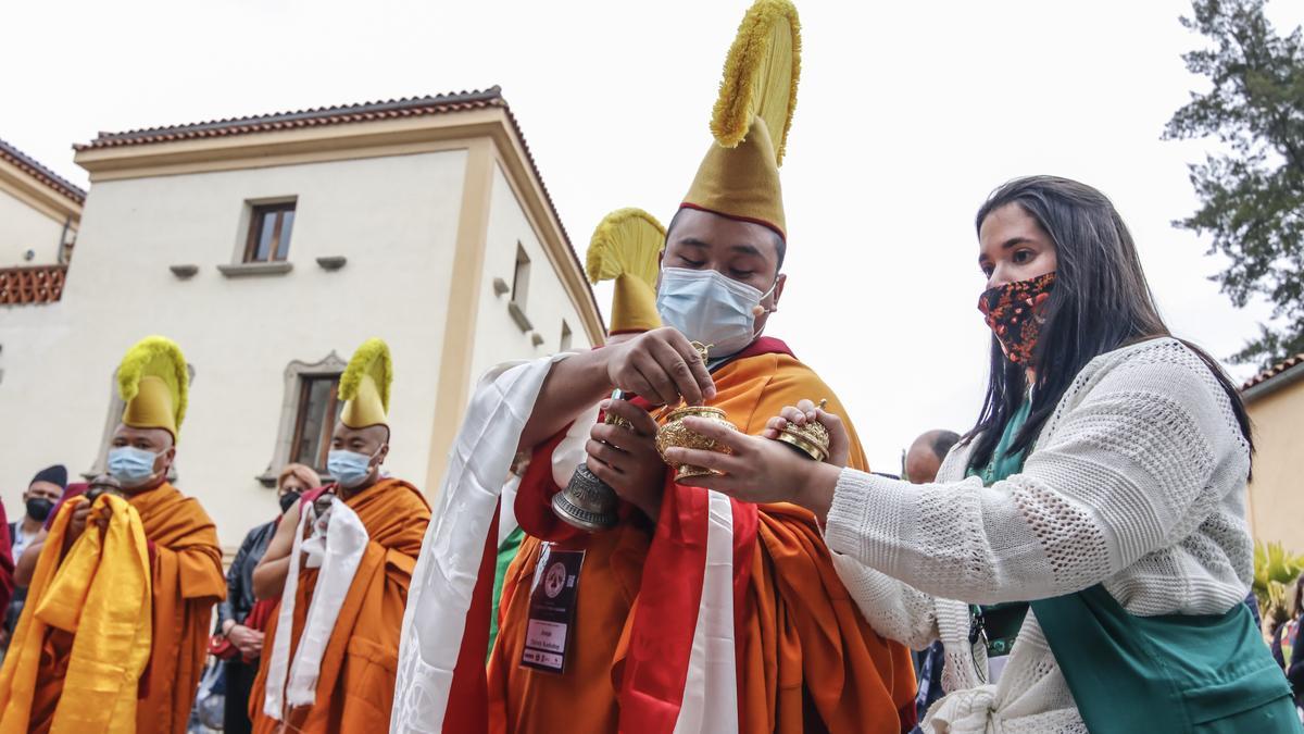 El hermanamiento de Cáceres y Lumbini se sella con una mezcla de arenas de ambas localidades