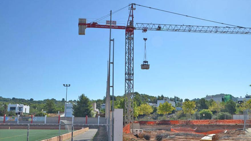 El contrapeso queda suspendido sobre la portería.