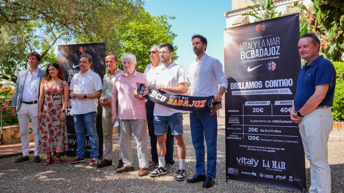 La directiva del Vítaly La Mar junto a patrocinadores y representantes institucionales.