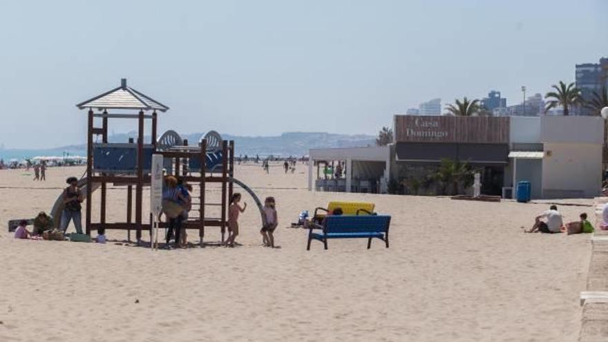 El Consell y Costas revisarán la ley para regular la actividad de los chiringuitos en las  playas
