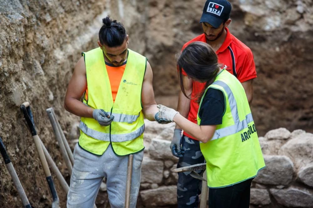 Lo que se ha encontrado en esa zona, justo debajo del asfalto por donde a diario circulan cientos de coches, tiene «un valor histórico importante»