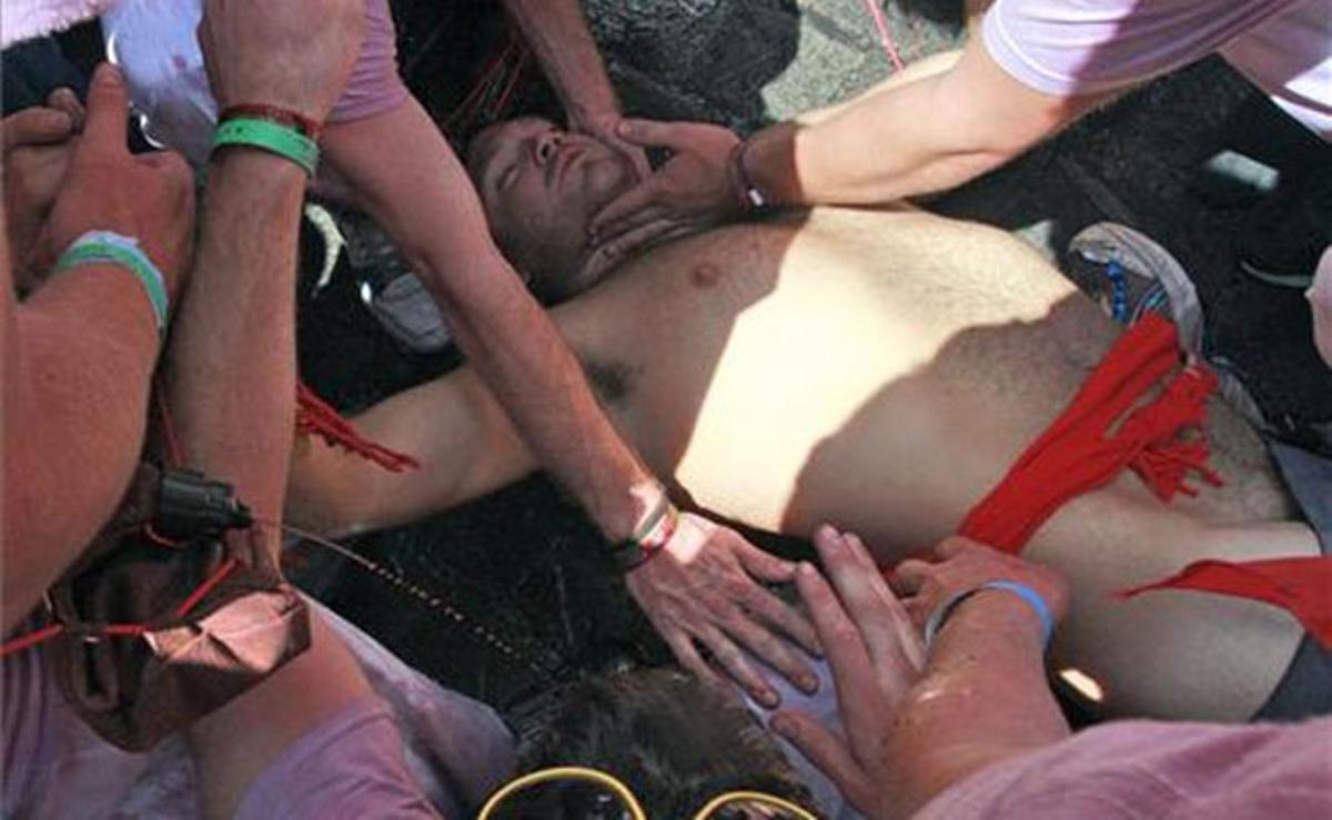 Un jove és atès per un metge després de perdre el coneixement al llançar-se des de la font de Navarrería, al Casco Viejo de Pamplona.