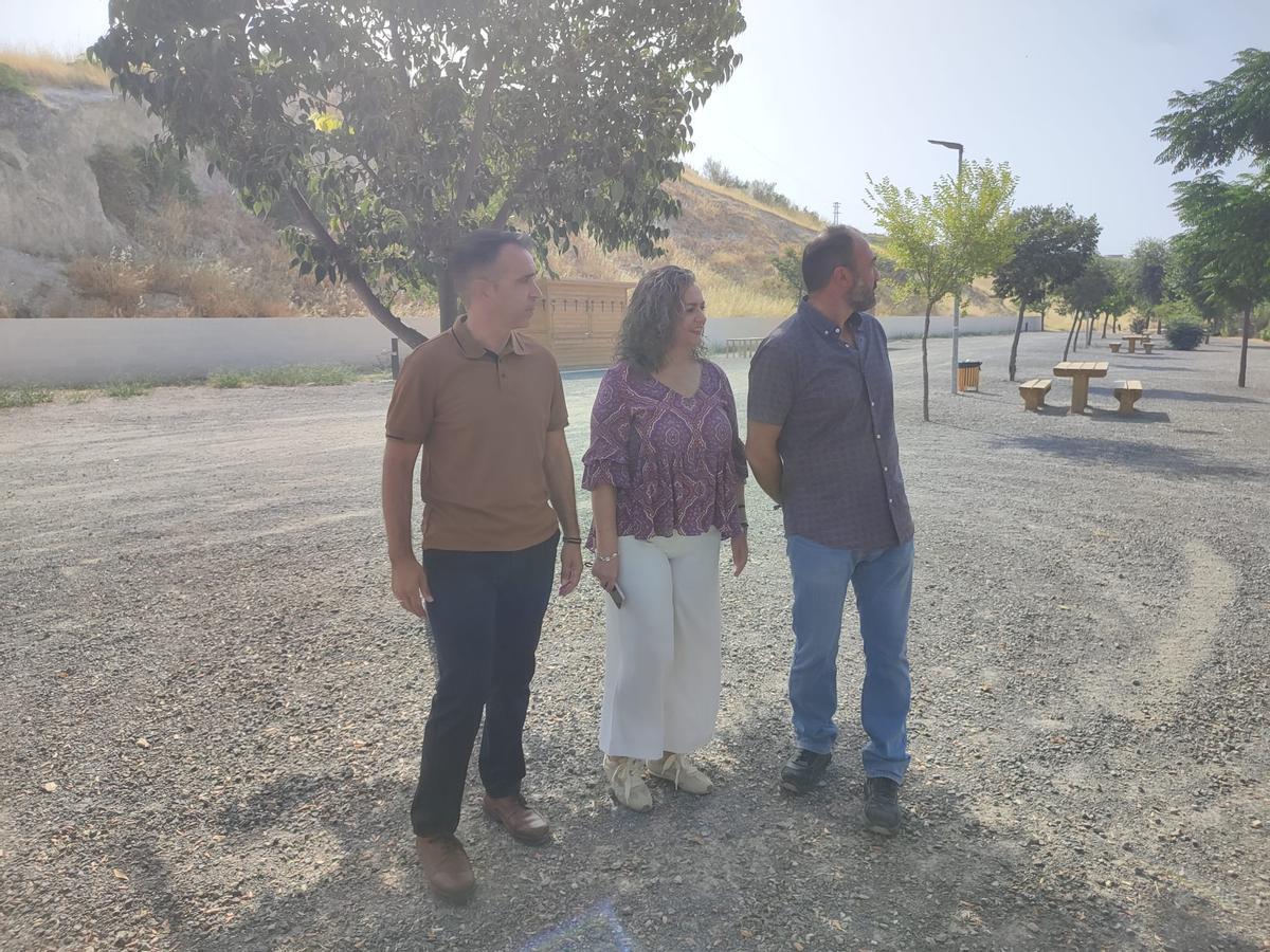 Las autoridades municipales, durante su visita a las instalaciones reformadas.