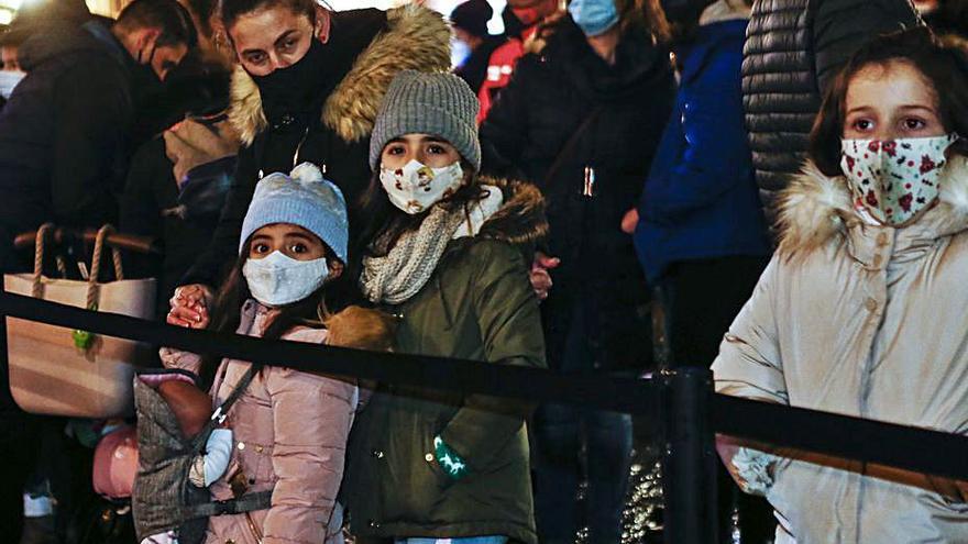 Público del mercado de Navidad, concentrado ayer para ver la adoración de los Reyes en el belén de la plaza de la Catedral. | Julián Rus