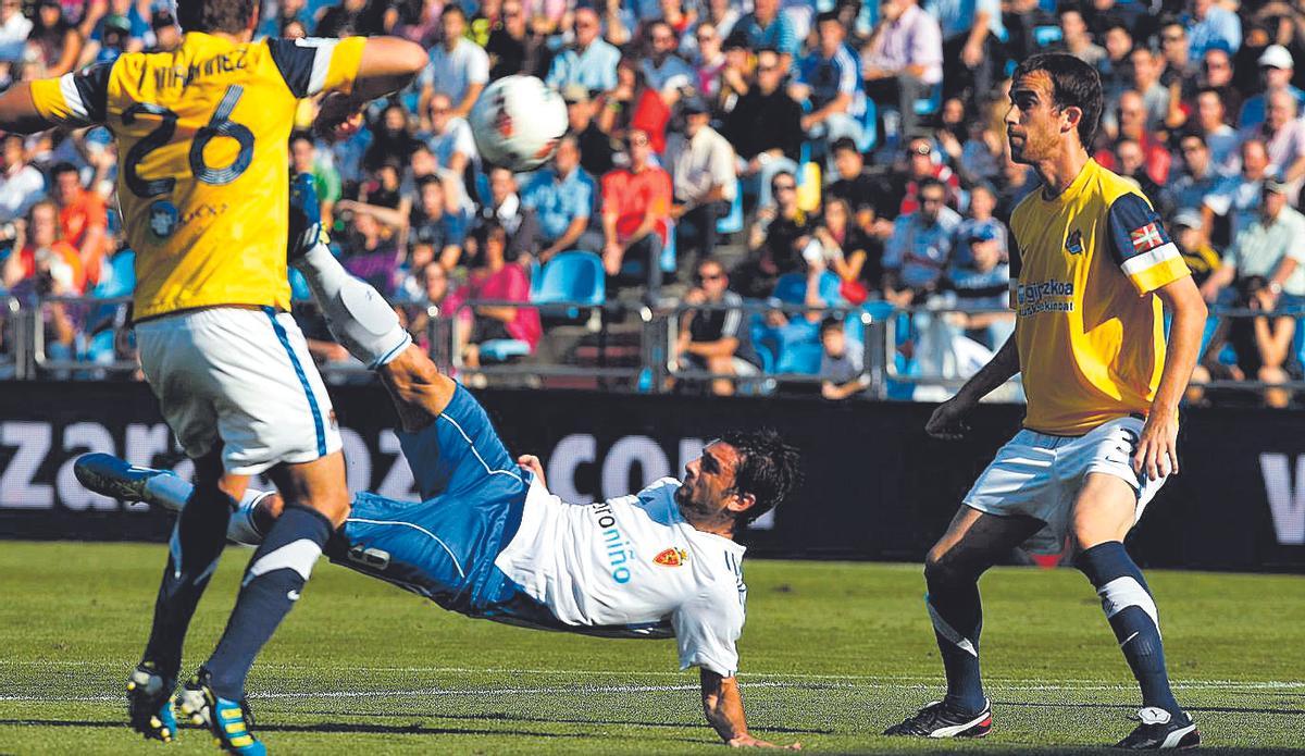 Postiga, en el remate de chilena que supuso su gran gol ante la Real Sociedad.