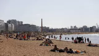 Gijón sofoca en la playa la ola de calor que achicharra a Asturias